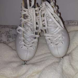 Edea Brio konståkningsskridskor - Konståkningsskridskor från Edea i modellen Brio. Välskötta med några mindre skråmor. Ej knäckta. Storlek 200 (europeisk 32-33) som passar mindre barn. Vid snabb affär kan priset sänkas lite. Kontakta mig vid frågor eller för fler bilder🥰