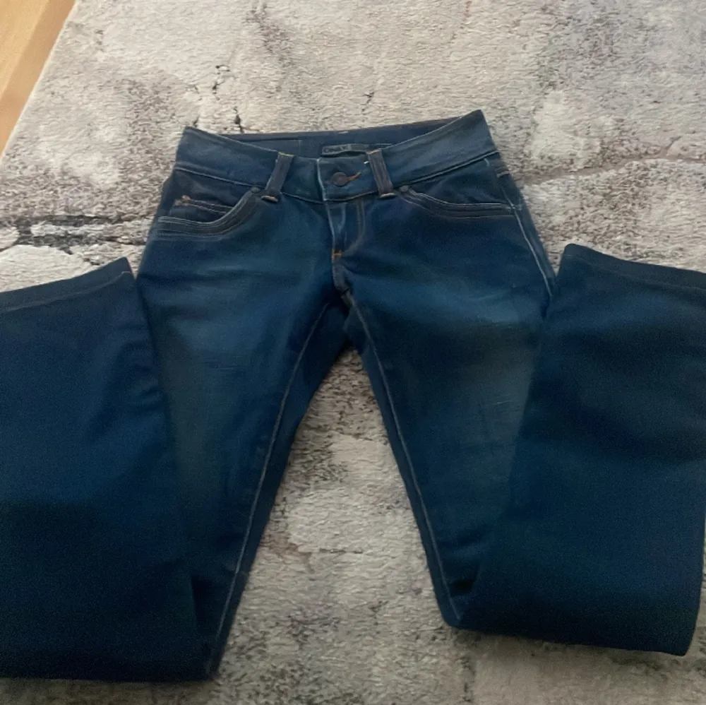 ett par jätte lågmidjade jeans från olnly som är köpta för 599  W25 L32. pris kan diskuteras via snabb affär!. Jeans & Byxor.