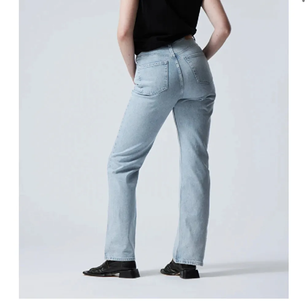 Säljer dess jättefina blå jeansen från weekday i modellen rowe🤍de är i storlek 26/32 och passar längden 160-170, de är knappt använda bara några få gånger! Orginalpris: 500kr, säljer för 200kr. Jeans & Byxor.