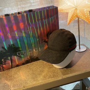 Klassisk Gucci keps  - Köpt på Harrods i london. Bra skick. Box får man med. Nypris 4000kr. Kan fraktas