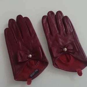 Läderhandskar - Jättegulliga läderhandskar jag köpte på vinted 😊 men var lite för små för mig, passat nog bara någon med väldigt små händer, äkta läder