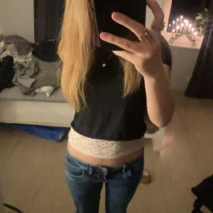 Spets topp & croppad tröja - Säljer denna as snygga trendiga tröjkombinationen ! 💗💗 En vit spets topp och en avklippt svart tshirt!❤️(TRYCK EJ KÖP NU!)