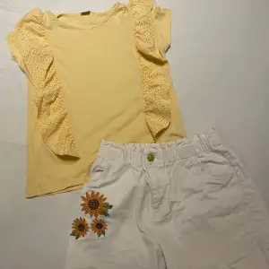 Söt gul tröja och ett par beige shorts i jättebra skick i barnstorlek. Använd en gång 🌟🫶🏻pris kan diskuteras! Gula tröjan är i storlek 134/140 och shortsen är 140/146.