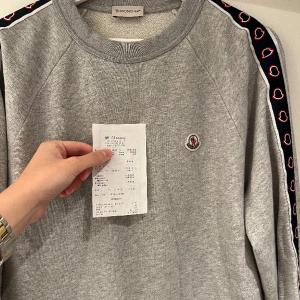 Moncler Tape Logo Sweatshirt  - Fint skick, storlek L, kvitto finns 