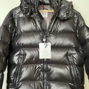 Moncler Maya - Säljer nu en moncler maya då jag råkat få två likadana, jackan är helt ny och i storlek S/M och passar perfekt på mig som är 178😁  Jackan är alltså helt ny med alla tags osv. därav är priset relativt högt men går att diskutera vid seriös köpare. Hör av er