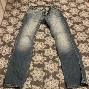 Lee jeans - Lee  Knox straight jeans, marinblå tvättad färg, W29 L32, kappgylf  Bra skick