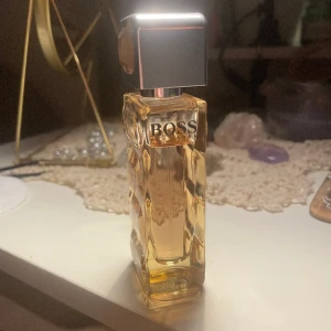 Hugo boss parfym - Orange woman hugo boss parfym, provat några gånger men inte för mig, använd gärna köp nu <3