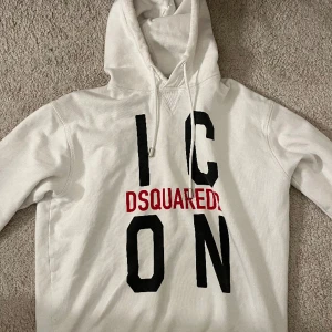 Dsquared2 Hoodie herr - Säljer denna snygga tröja ifrån Dsquared2, har använt ca 2/3gånger så den är i mycket bra skick. Köpte för ca 3200 men säljer nu för 600
