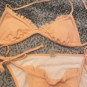 Bikini  - Säljer denna helt oanvända bikinin i en fin korallig färg från Victoria secret😻storlek Xs