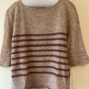 Varm julklapp - Jättefin tröja i ull och mohair (rosa med mörkrosa ränder) stickad av mig i storlek M-L.  Använd någon gång.   