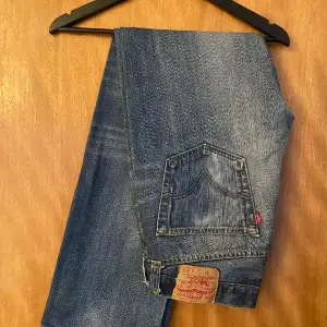 Fina Levi’s jeans i modell 501 straight leg button fly. Storleken är 34/32. Skriv vid minsta fundering.