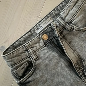 Grå jeans Zara - Grå jeans från Zara. Fint skick!