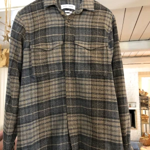 Skjorta/overshirt Samsø Samsø - Skjort i bomull och ull från Samsøe Samsøe   Model Waltones, med bröstficka. Strl M.  I mycket gott skick. Använd endast ett par gånger.  