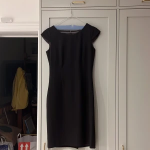 HOBBS dress - Den e från london