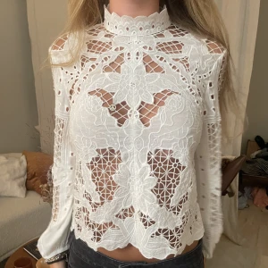 Vit hålig blus - Cool hålig vit blus!💛