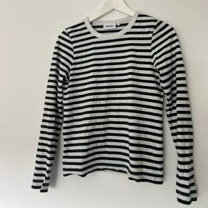 grön randig tröja - grön randig långärmad tröja från weekend i bra skick. strlk xs men skulle säga att den passar bra för s oxå. 🤍