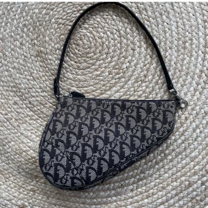 Dior saddle bag  - Säljer min söta lilla saddle bag från dior, den är vintage och det finns tecken på användning! Köp direkt 6000kr eller buda❤️