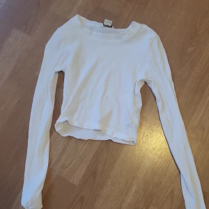 Tajt tröja monki i storlek xs - Skit snygg tajt långärmad tröja från monki i storlek xs!🤩 Har typ aldrig använt men den har nån  kaffe fläck på insidan (som inte syns!!!!!!!!!!)😛 säljer för den är för liten! Perfekt i alla årstider🤩