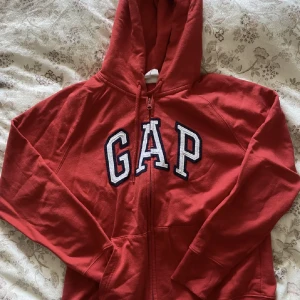 ziphoodie GAP - LÅNAD FÖRSTA BILD. säljer denna jättefina ziphoodien då den va lite stor för min smak, storlek S🩷