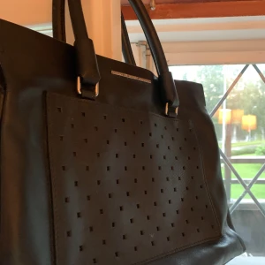 Marc Jacobs väska - snygg, klassisk handväska från Marc by Marc Jacobs i toppenskick, inga tydliga defekter. Uppskattar måtten till 30cm X 25cm, med djup cirka 8cm, perfekt storlek till vardags 💗skicka gärna meddelanden för fler bilder och mer information! xx 