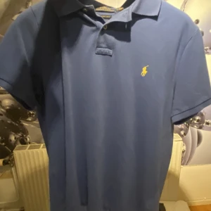 Ralph lauren pike - Ralph lauren pike. Inga märker en något. Som ny. Stl L på den men passar bäst M. Köpt för 1100 på deras sida.