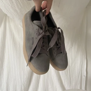 Sneakers  - Skor från Esprite i mycket bra skick! I princip nya! Storlek 39. Skriv privat för frågor eller flera bilder. 100kr+frakt ❤️