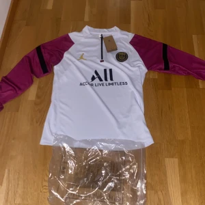 Psg tröja  - Säljer en psg tröja i storlek S helt ny