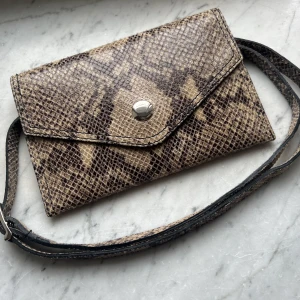 Liten väska - Supersöt liten väska med justerbar axelrem! Den går även att ha runt midjan🤍 helt ny💘💘