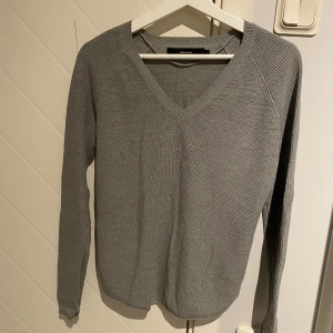 Tröja - Grå stickad tröja från vero Moda i storlek S