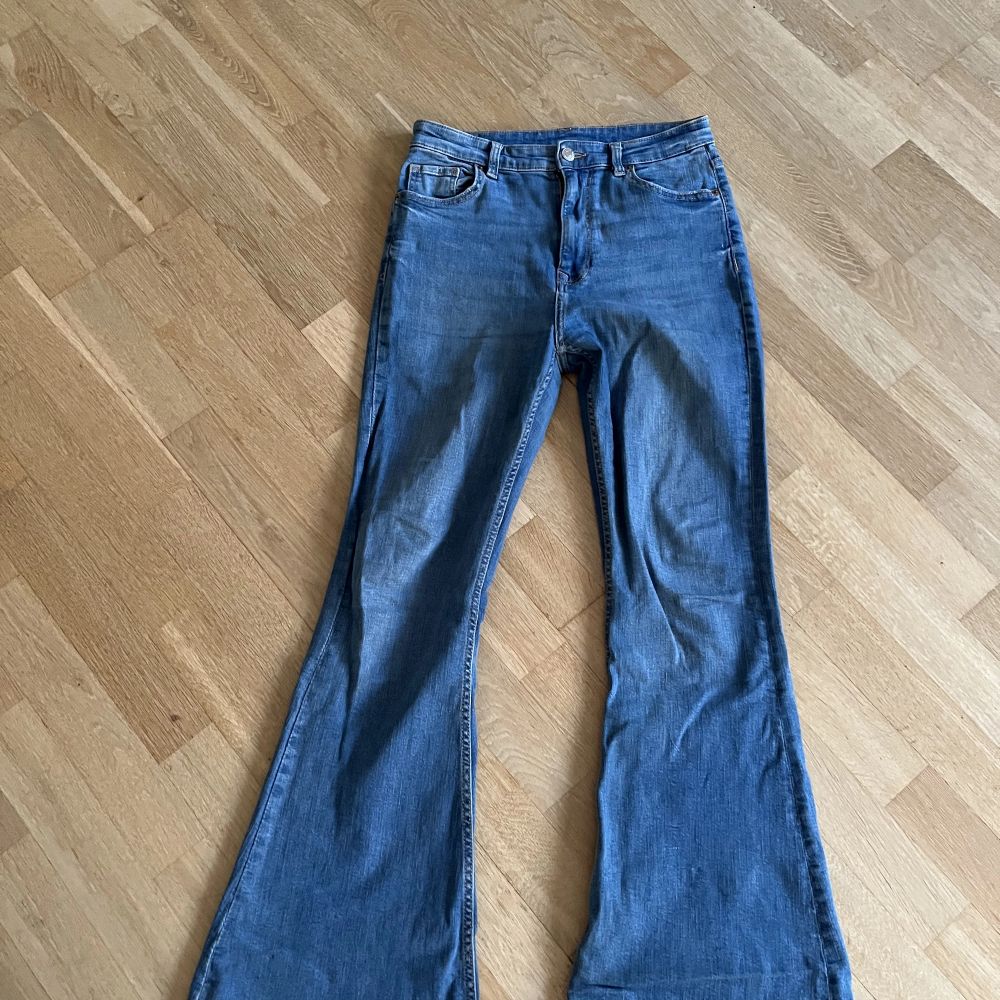 Blå Utsvängda jeans - Bershka | Plick Second Hand