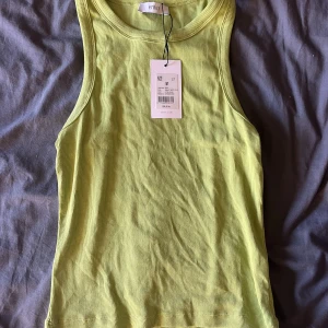 Linne  - Fint linne o skönt material , stolek m men inte jätte stort i storleken, aldrig använt det och som ni ser sitter prislappen kvar