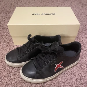 Sneakers - Sneakers från Arigato i strl 36❤️köpta för 1200kr säljer för 500 (pris kan även diskuteras)
