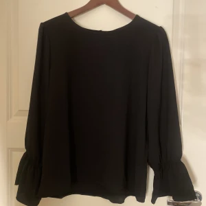 Svart blus - Säljer denna svarta blus från zalando som inte kommit till användning med prislappen kvar❤️‍🔥