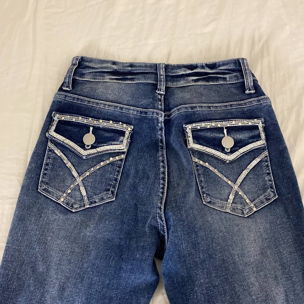 Säljer dessa mörkblåa jeansen med mönstriga fickor då jag inte andvänder de längre, andvända ca 3 gånger 🫶🏻 för mer bilder kp . Jeans & Byxor.