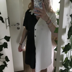Svartvit klänning - Jag säljer en svartvit klänning, som jag använde för något år sedan på nyår! Är en klänning men går att använda som tröja osv! Skriv till mig för frågor och funderingar 💕