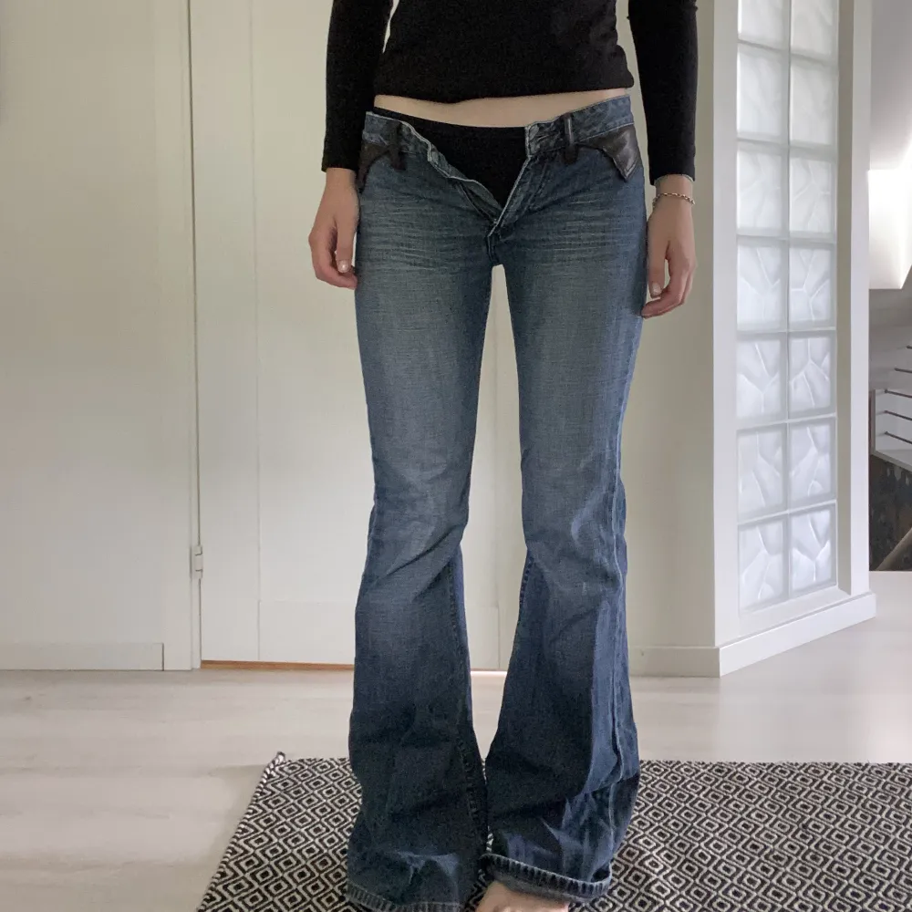 Säljer dessa ascoola low waisted bootcut jeans köpta här på plick men som tyvär är för små för mig. De har supercoola läder detaljer och är helt unika! Midjemått 78cm Innerbens längd 85cm Jag är 1.72cm 🌸🫶. Jeans & Byxor.