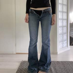 Säljer dessa ascoola low waisted bootcut jeans köpta här på plick men som tyvär är för små för mig. De har supercoola läder detaljer och är helt unika! Midjemått 78cm Innerbens längd 85cm Jag är 1.72cm 🌸🫶