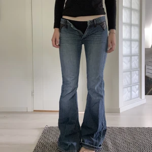 Low waisted bootcut jeans - Säljer dessa ascoola low waisted bootcut jeans köpta här på plick men som tyvär är för små för mig. De har supercoola läder detaljer och är helt unika! Midjemått 78cm Innerbens längd 85cm Jag är 1.72cm 🌸🫶