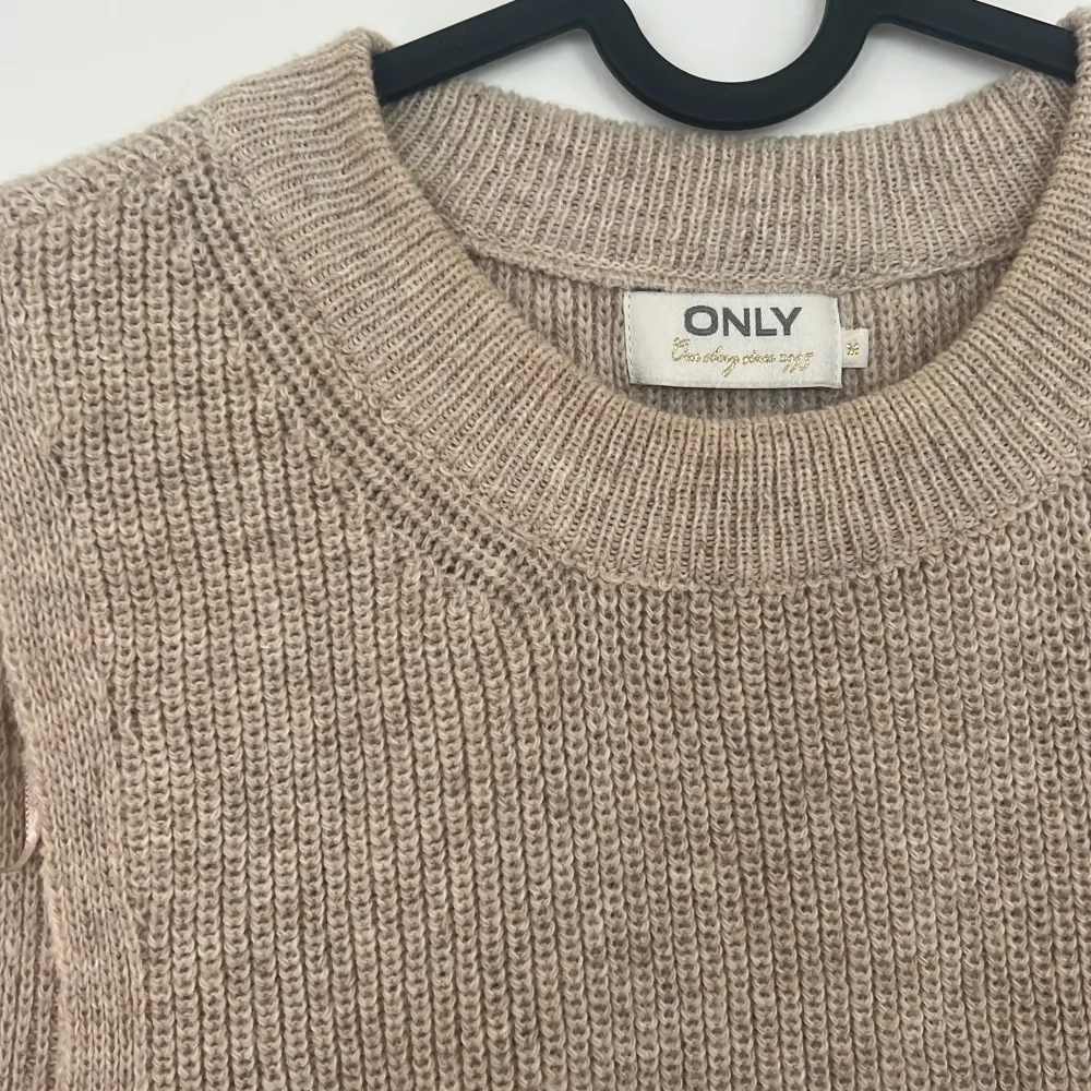 Jättefin beige stickad väst från ONLY, använd men i fint skick! Storlek M men lite oversize😍 100kr+frakt. Stickat.