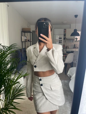 Kostym set - Ett gulligt set som inte kommer till användning. Vid snabb affär kan priset diskuteras