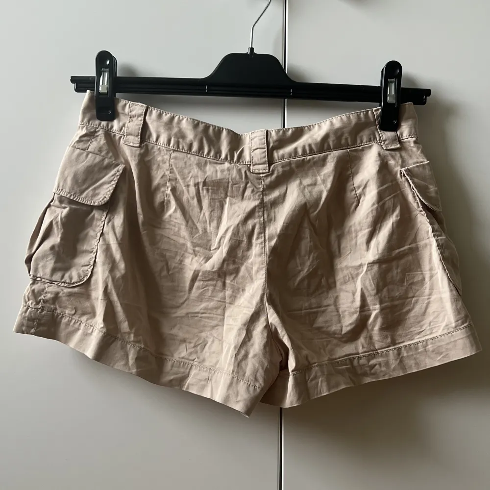 Beiga shorts från märket Brooks Brothers. Fickor med knapp finns på shortsens sidor. 🙌. Shorts.