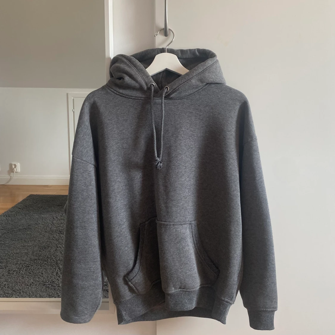 Grå hoodie 