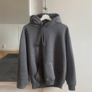 Grå hoodie  - Grå hoodie i storlek S från Bik Bok. Stor hoodie, lång i ärmarna och tightare mudd som gör att tröjan inte ”hänger”.💛