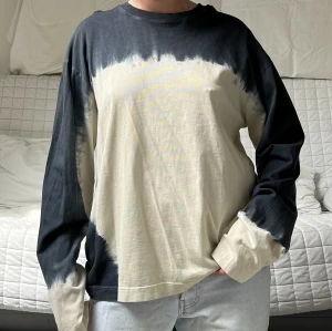 Tie dye Tröja - Säljer denna långärmade t-shirts från Weekday x Fila i storlek M🫶