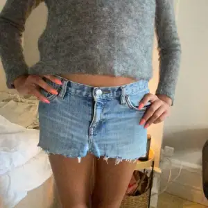 Fin jeans kjol som är klippt lite kortare och köpt second hand💓💓💓
