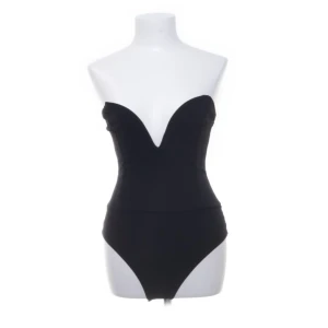 V-ringad Body - Jätte snygg body köpt från sellpy, tyvärr passar den inte mig vid bysten. Finns små tecken på användning! Orgnalt från gina tricot