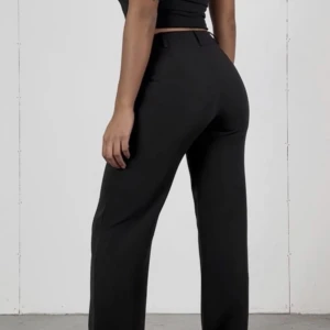 Midwaist kostymbyxor  - Kostymbyxa sally Helt oanvända ( endast testade ) då jag tänkte att dem skulle passa men sitter ej bra på mig och kan inte returnera därav säljer jag billigt ( 300 kr plus frakt ) vill bara bli av med dem och kan därav tänka mig gå ned något i pris också.