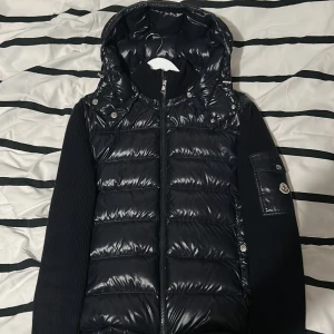 Monclear cardigan  - Säljer min monecler cardigan 