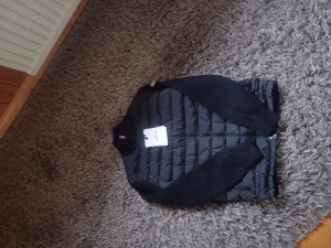 Moncler Cardigan - Nu säljer jag min moncler cardigan pga av att den inte passar längre. Det är storlek M och den är i väldigt bra skick eftersom att den inte har använts så mycket. Säljer den för 4000 viket är 5500 billigare än nypriset men priset kan vi även diskutera