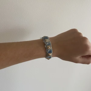 Jenas armband med nitar  - Säljer detta ljusblåa jenas armband med guldiga nitar! Storleken går att justera 🩵